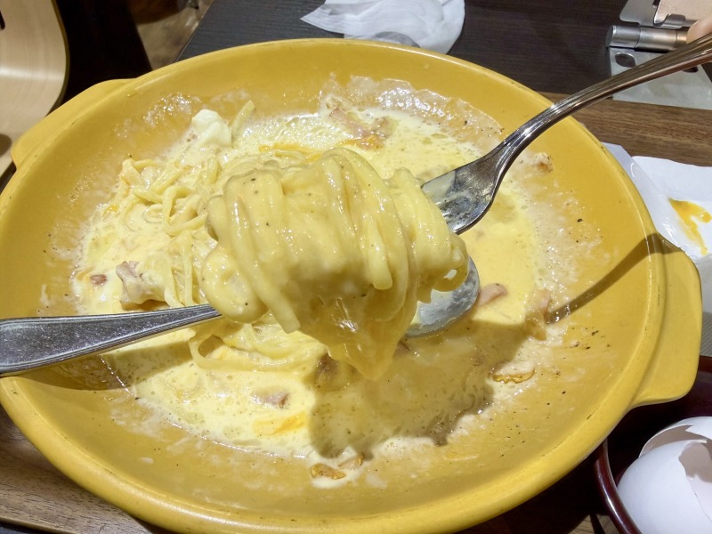 とろける7種のチーズカルボを食べるところ2