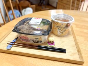 セブンイレブンちいかわのハフハフすき焼き丼としいたけ汁（けんちん風）