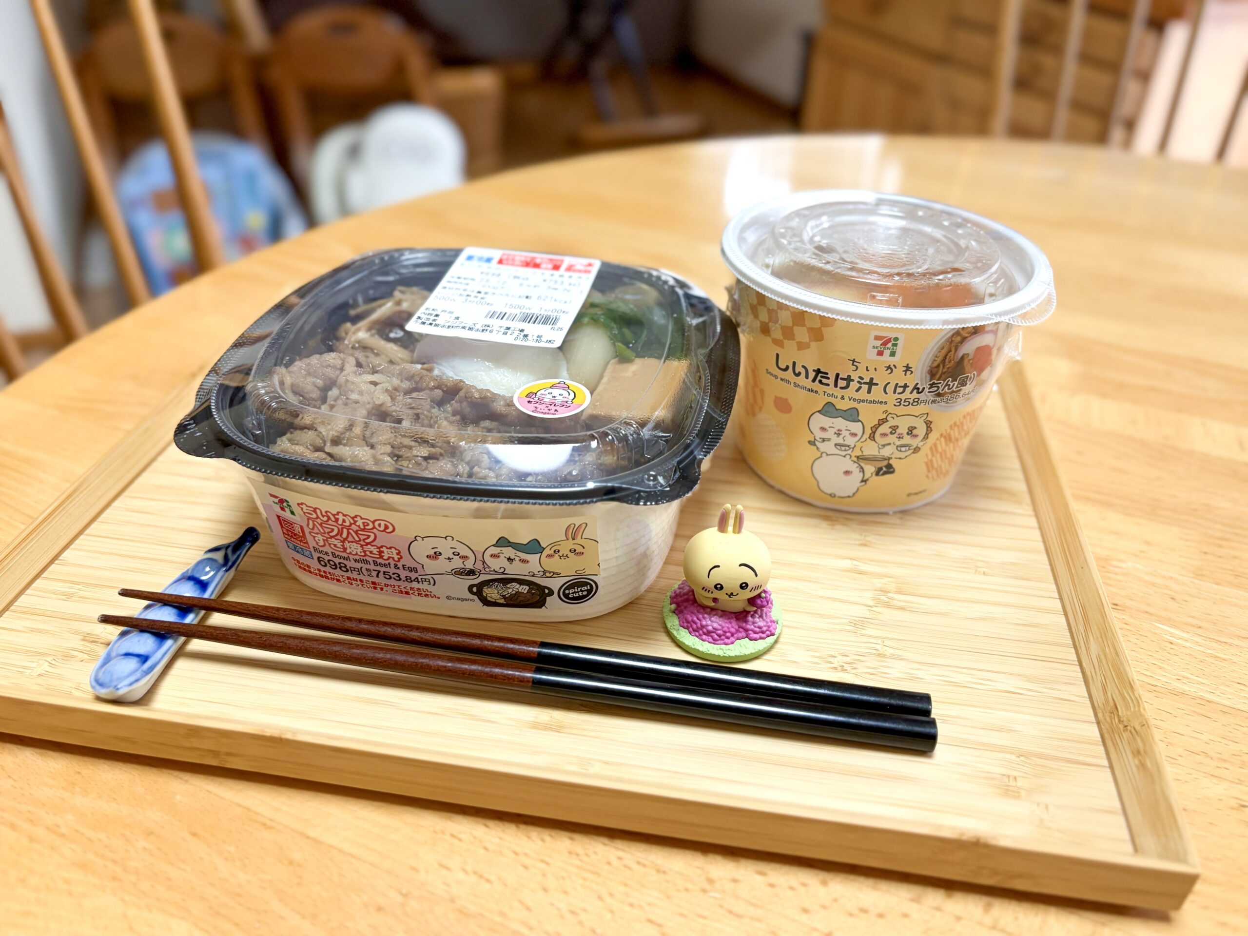 セブンイレブンちいかわのハフハフすき焼き丼としいたけ汁（けんちん風）