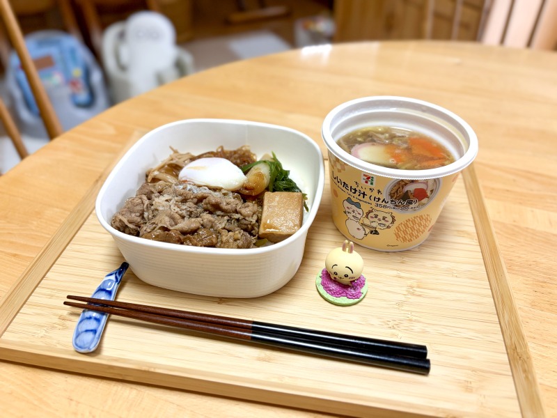 セブンイレブンちいかわのハフハフすき焼き丼としいたけ汁（けんちん風）