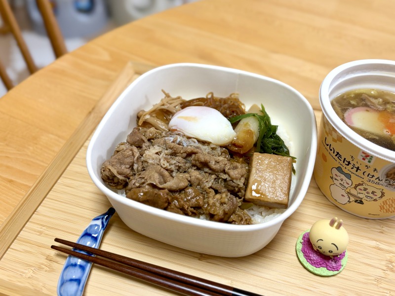 セブンイレブンちいかわのハフハフすき焼き丼（アップ）