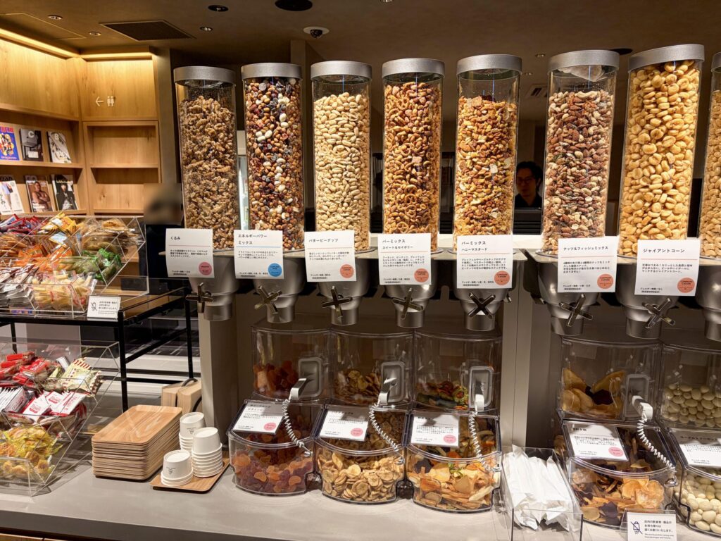 SHARE LOUNGE Olive LOUNGE 新宿通のスナックサーバー（左）