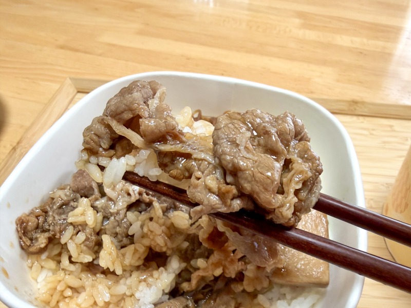 セブンイレブンちいかわのハフハフすき焼き丼を食べるところ