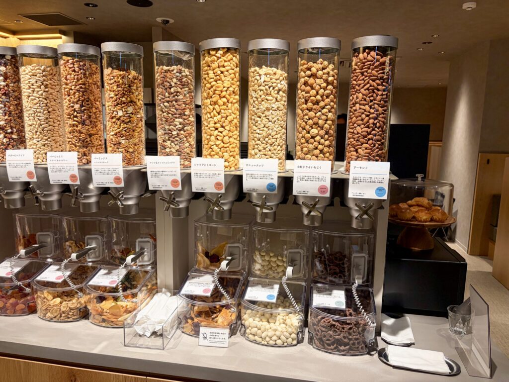 SHARE LOUNGE Olive LOUNGE 新宿通のスナックサーバー（右）