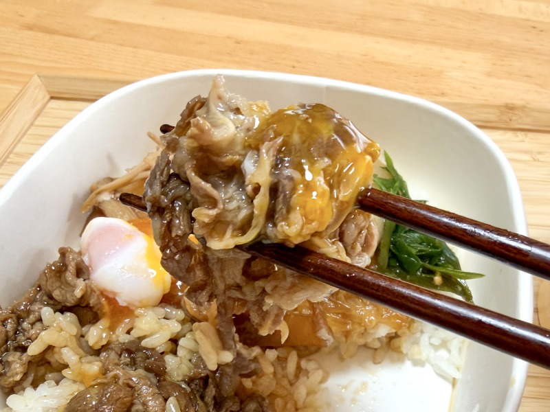 セブンイレブンちいかわのハフハフすき焼き丼の温玉絡めたすき焼き