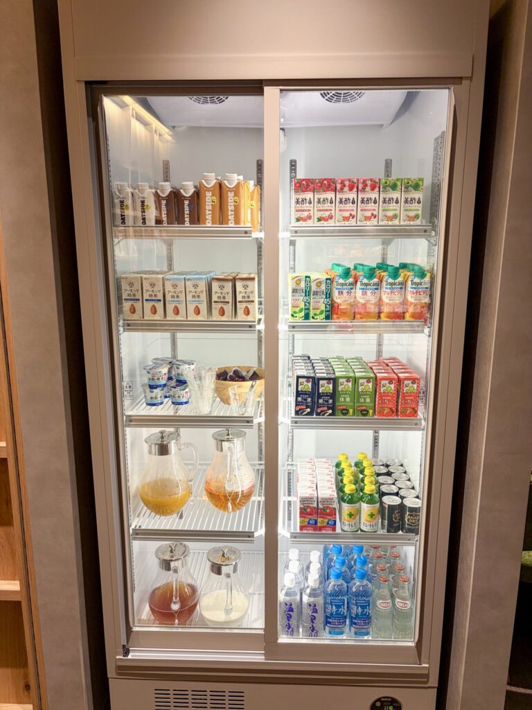 SHARE LOUNGE Olive LOUNGE 新宿通のドリンク冷蔵庫