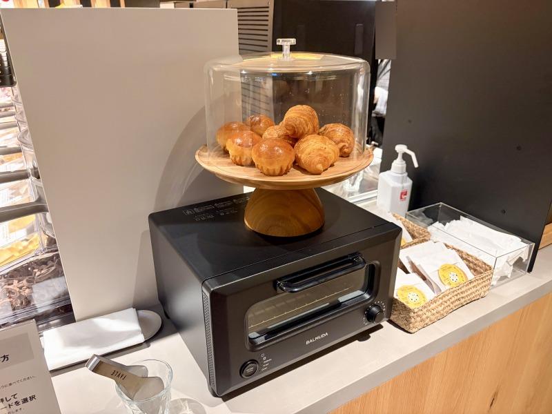 SHARE LOUNGE Olive LOUNGE 新宿通の地下1階のパンとレンジ