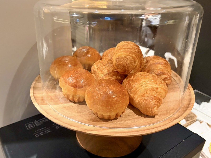 SHARE LOUNGE Olive LOUNGE 新宿通の地下1階のパン