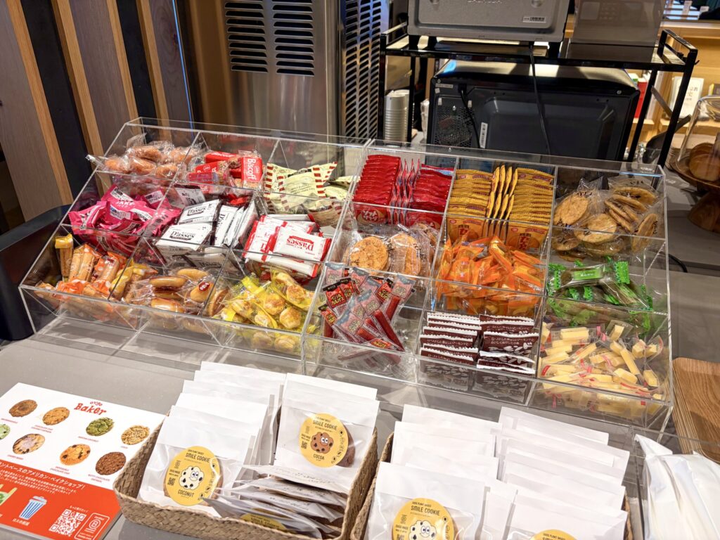 SHARE LOUNGE Olive LOUNGE 新宿通の2階のお菓子類