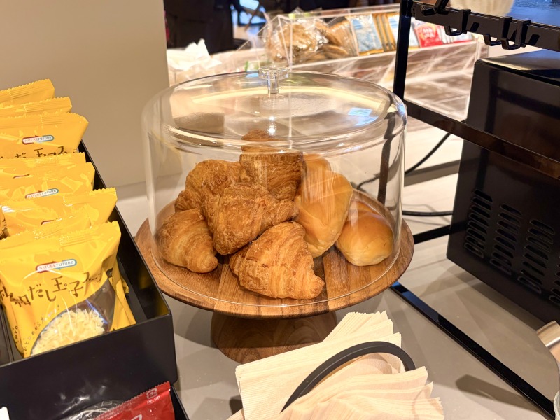 SHARE LOUNGE Olive LOUNGE 新宿通の2階のパン類