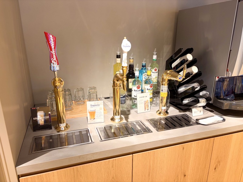 SHARE LOUNGE Olive LOUNGE 新宿通の2階のお酒サーバー