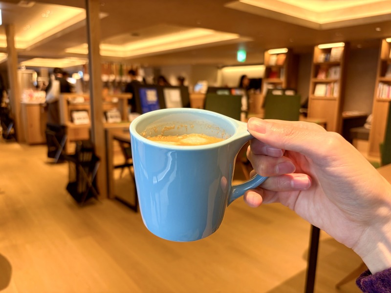 SHARE LOUNGE Olive LOUNGE 新宿通のスタバのカフェラテ
