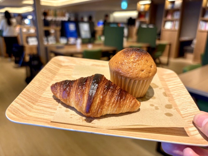 SHARE LOUNGE Olive LOUNGE 新宿通のA.O.Pバタークロワッサンとマフィンプレーン
