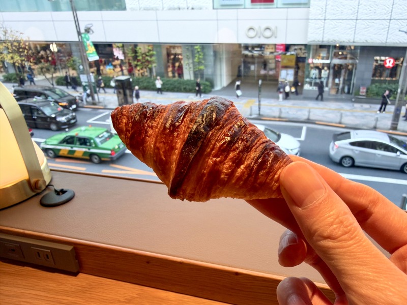 SHARE LOUNGE Olive LOUNGE 新宿通のA.O.Pバタークロワッサンを食べるところ