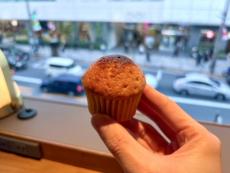 SHARE LOUNGE Olive LOUNGE 新宿通のマフィンプレーンを食べるところ