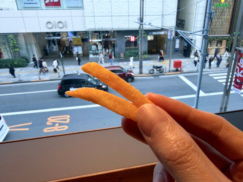 SHARE LOUNGE Olive LOUNGE 新宿通のじゃがじゃが辛子明太子味を食べるところ