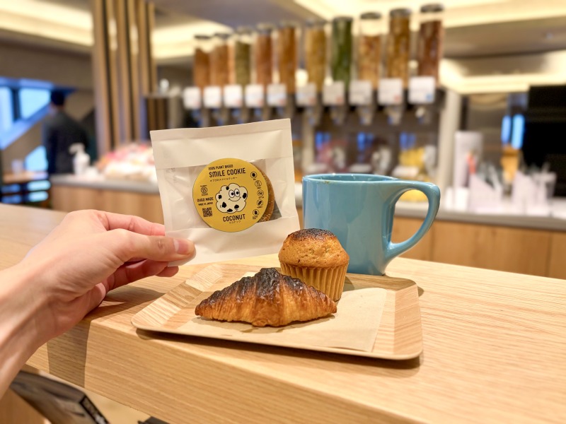 SHARE LOUNGE Olive LOUNGE 新宿通の店内とフード&ドリンク