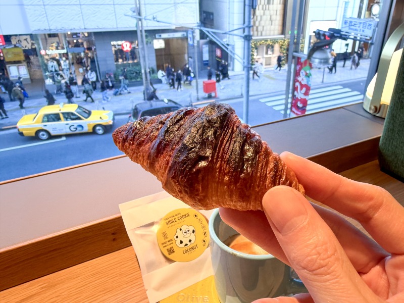 SHARE LOUNGE Olive LOUNGE 新宿通のおかわりA.O.Pバタークロワッサン