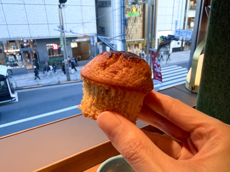 SHARE LOUNGE Olive LOUNGE 新宿通のおかわりプレーンマフィンを食べるところ