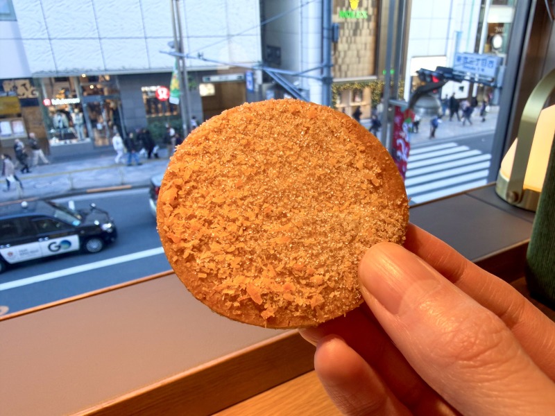 SHARE LOUNGE Olive LOUNGE 新宿通のオブゴのクッキー ココナッツを食べるところ