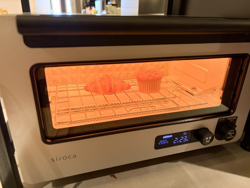 SHARE LOUNGE Olive LOUNGE 新宿通の冷凍パンをリベイクしているところ