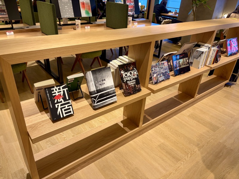 SHARE LOUNGE Olive LOUNGE 新宿通の2階の書籍