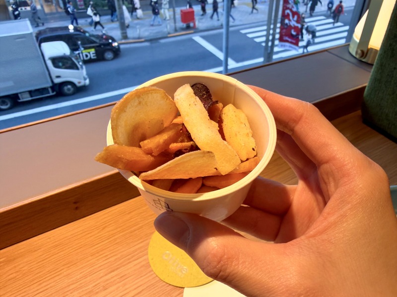 SHARE LOUNGE Olive LOUNGE 新宿通の野菜チップと柿の種 柚子胡椒