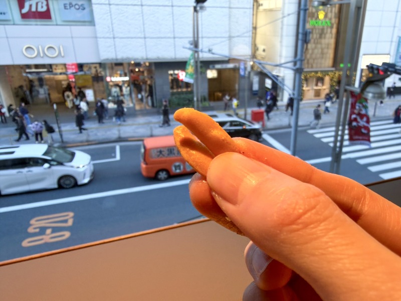 SHARE LOUNGE Olive LOUNGE 新宿通の柿の種 柚子胡椒を食べるところ