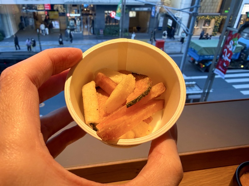 SHARE LOUNGE Olive LOUNGE 新宿通のおかわり野菜チップ