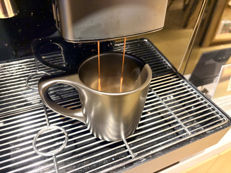 SHARE LOUNGE Olive LOUNGE 新宿通のダブルエスプレッソラテを入れているところ