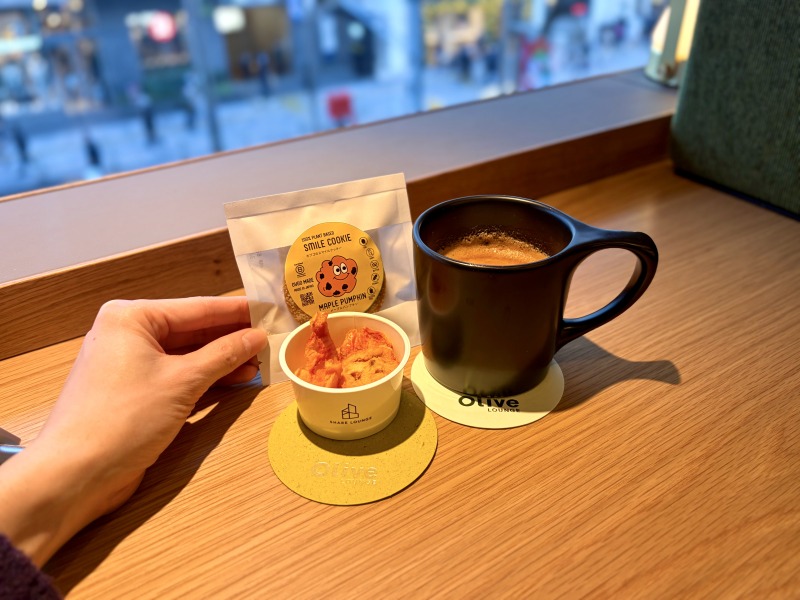SHARE LOUNGE Olive LOUNGE 新宿通のオブゴのクッキーとダブルエスプレッソラテ、お菓子