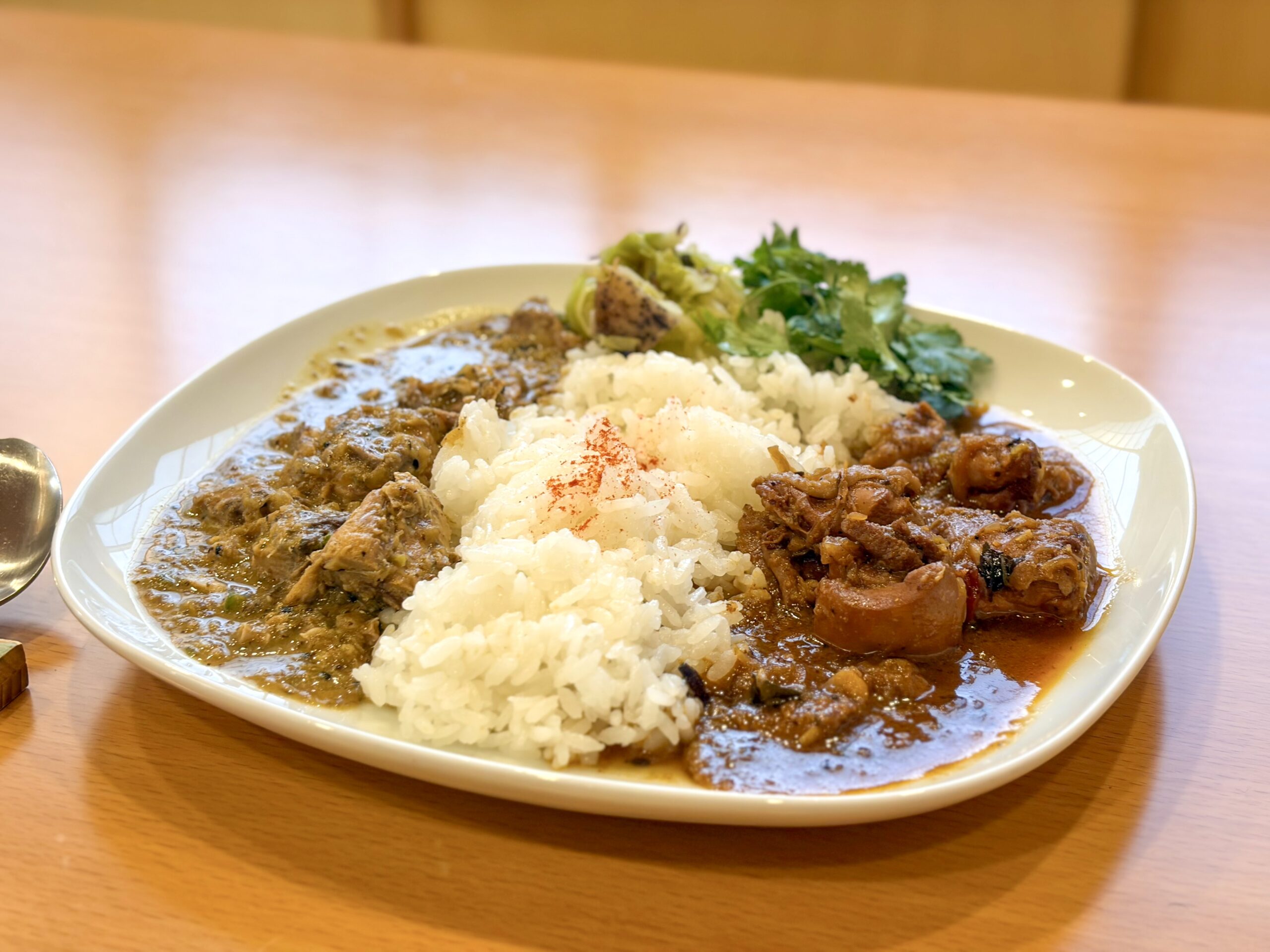 カレーの雫のカレーの2種盛り