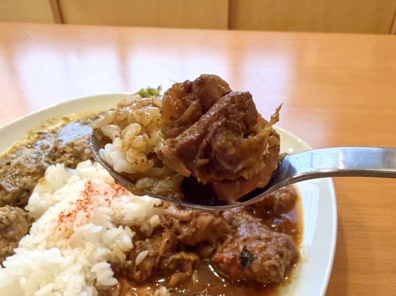 カレーの雫のチキンビンダルーを食べるところ