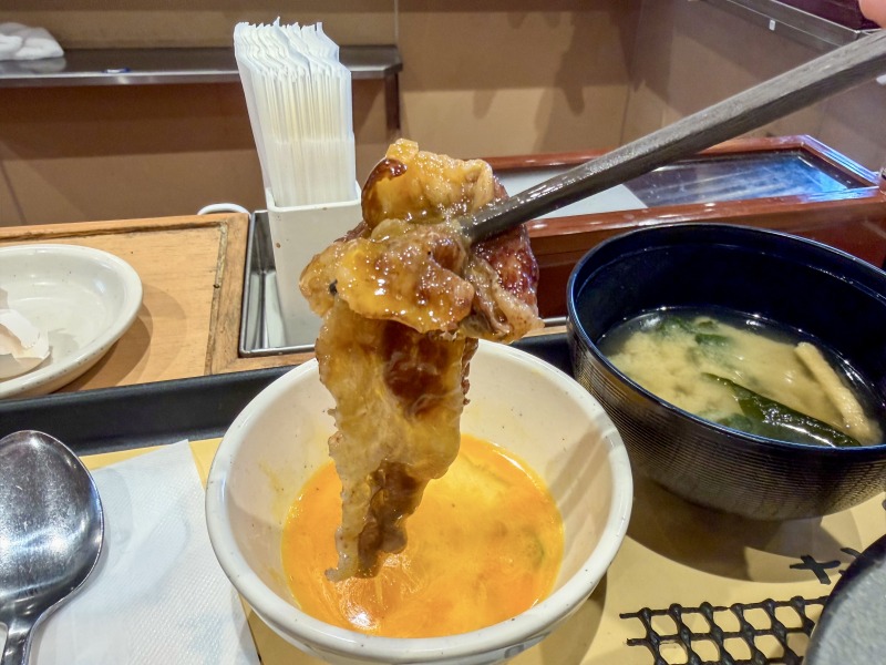 松屋 ちいかわのすき焼き鍋膳の黒毛和牛を食べるところ