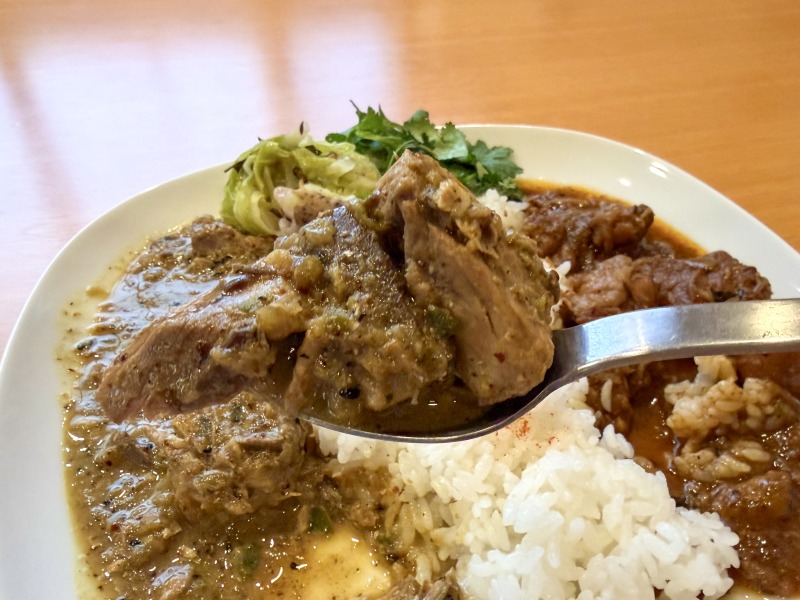 カレーの雫の鯖のマスタードカレーを食べるところ