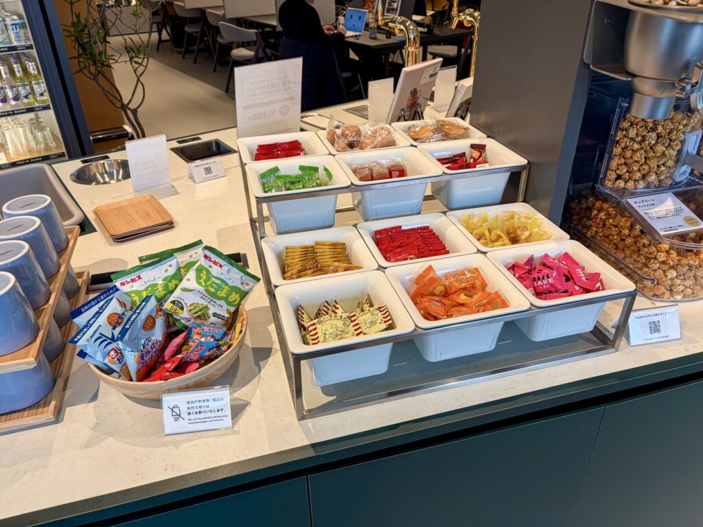 シェアラウンジフォレストスクエア仙川のお菓子コーナー（全体）