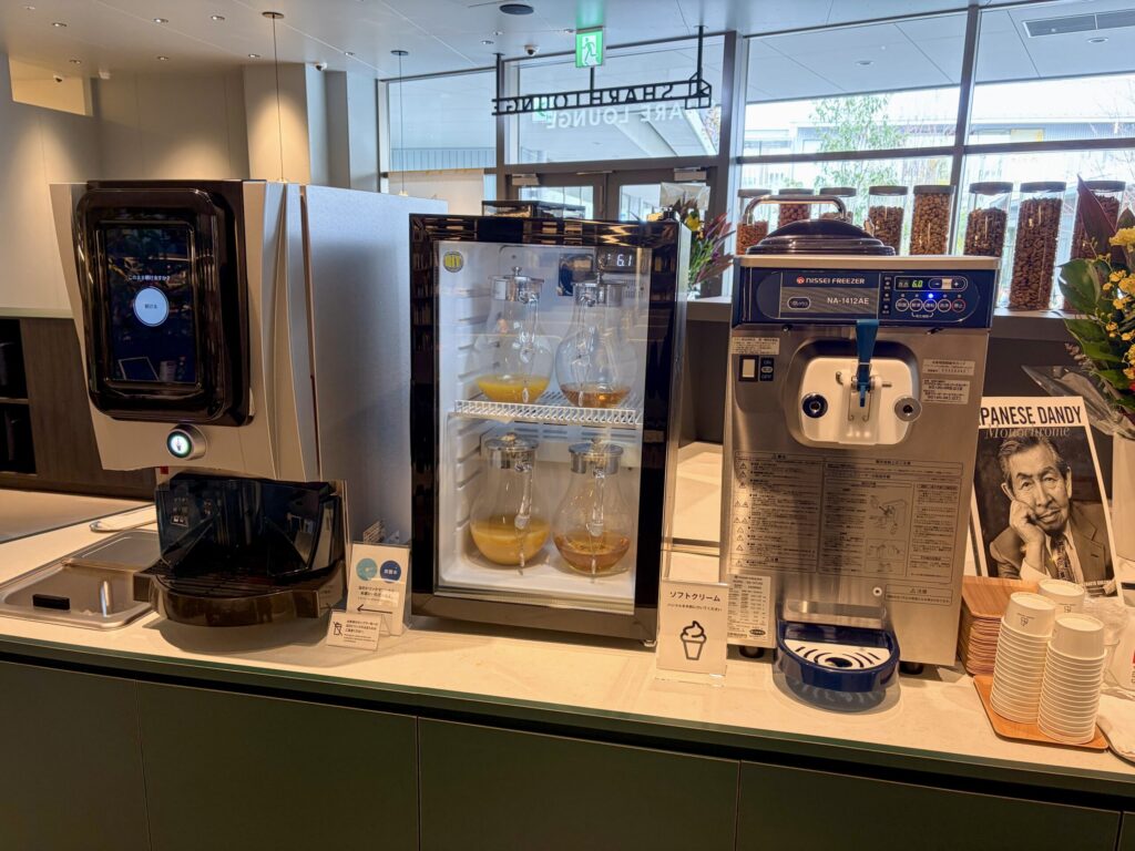 シェアラウンジフォレストスクエア仙川のソフトドリンクのマシンとソフトクリームのマシン