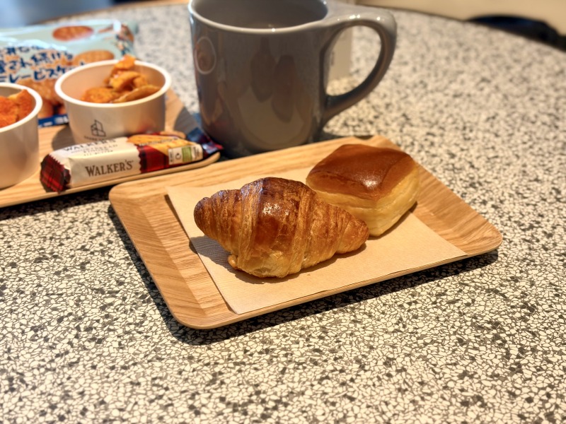 .シェアラウンジフォレストスクエア仙川のパン2種