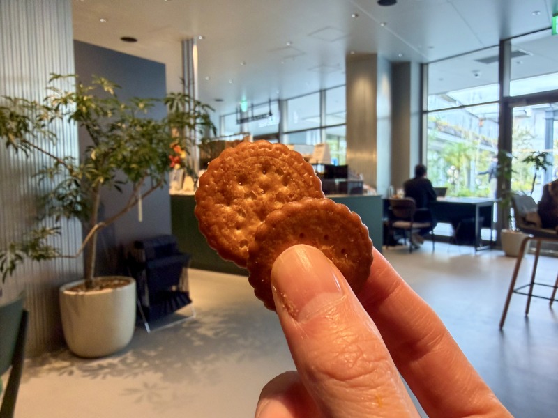 シェアラウンジフォレストスクエア仙川のミレービスケットを食べるところ