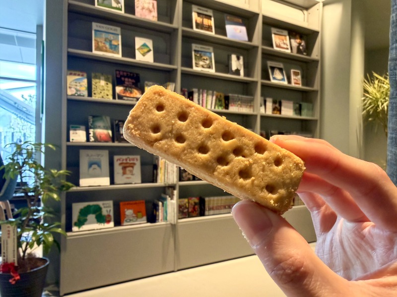 シェアラウンジフォレストスクエア仙川のウォーカー ショートブレッドを食べるところ