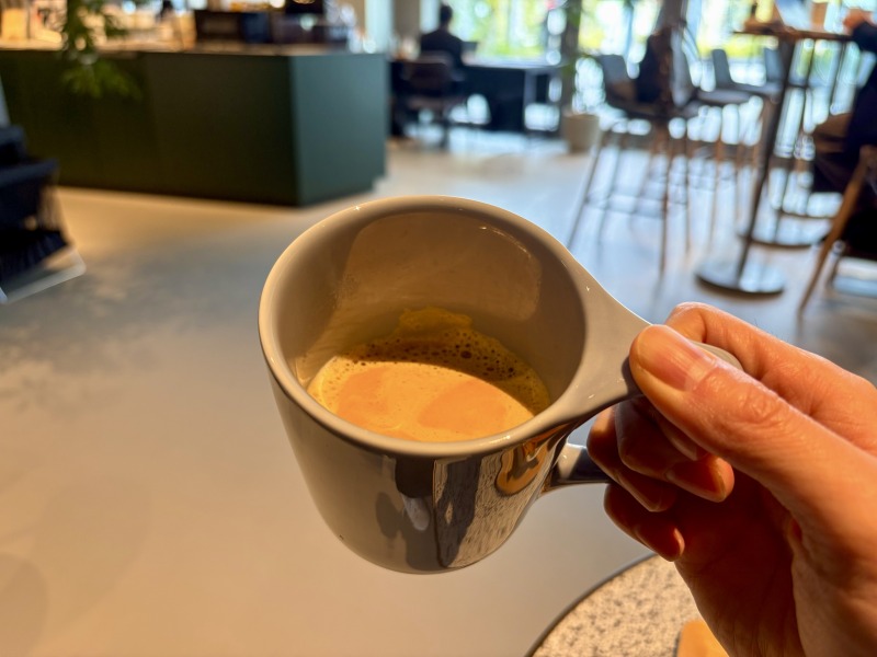 シェアラウンジフォレストスクエア仙川のデカフェラテを飲むところ