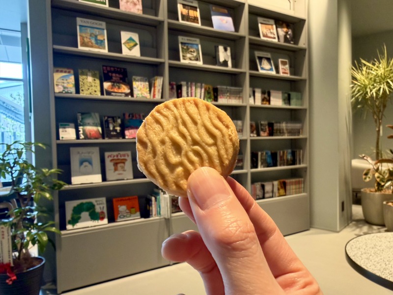 シェアラウンジフォレストスクエア仙川のウォーカー ショートブレッドラウンドを食べるところ