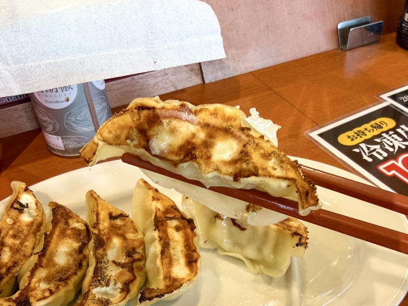 幸楽苑 杉並高井戸店の餃子を食べるところ