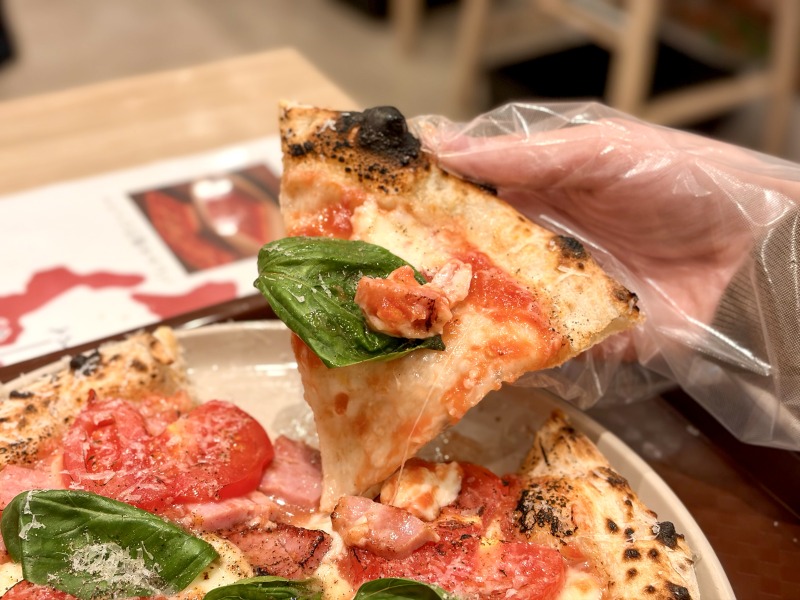 ハローパスタ杉並宮前店のベーコンとフレッシュトマトのマルゲリータピッツァを食べるところ