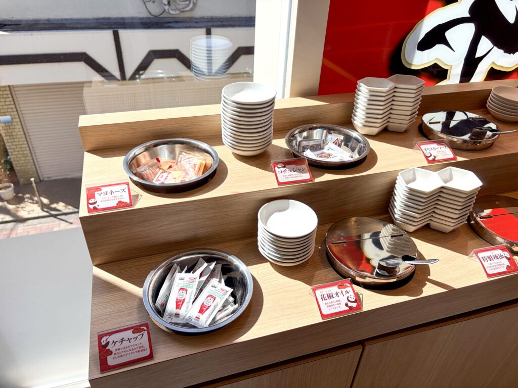 iSDG 麻辣燙 吉祥寺店の薬味台アップ左側