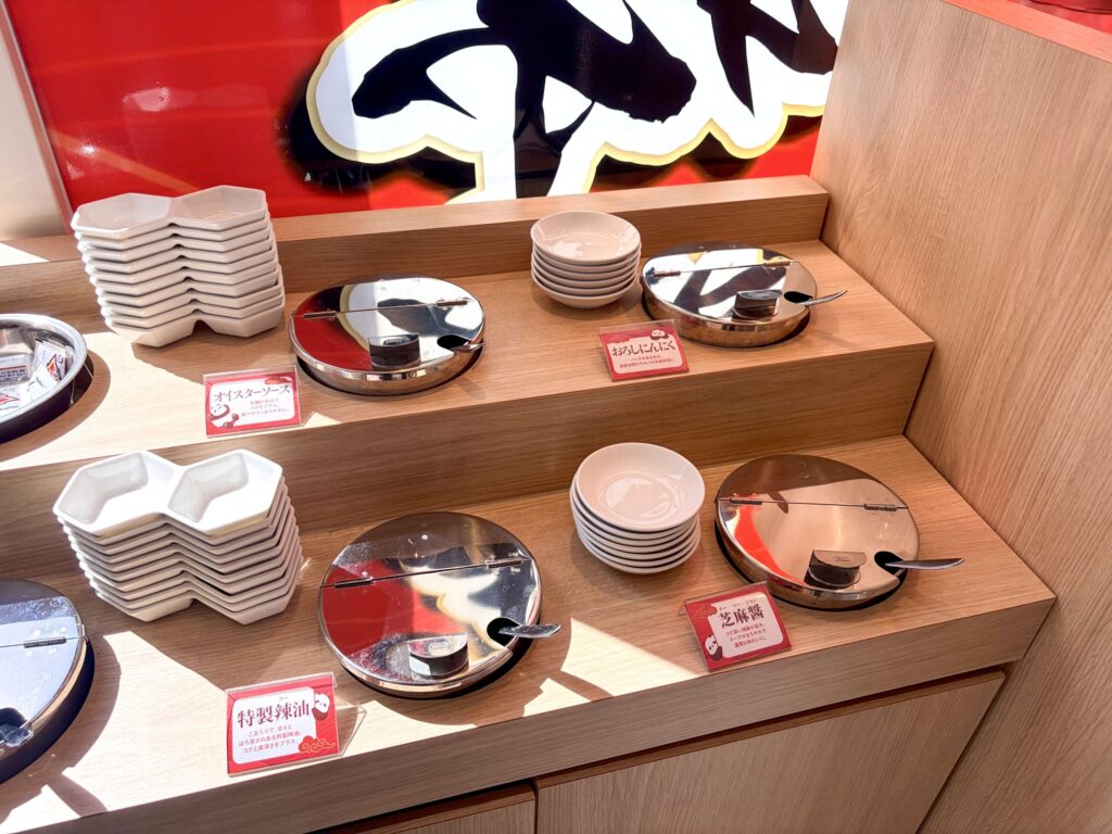 iSDG 麻辣燙 吉祥寺店の薬味台アップ右側