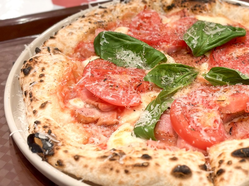 ハローパスタ杉並宮前店のベーコンとフレッシュトマトのマルゲリータピッツァの具材