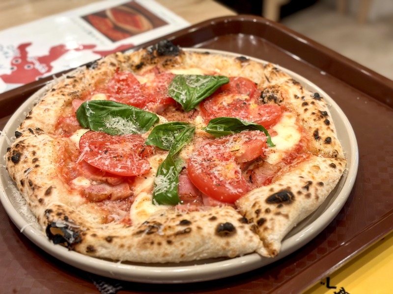 ハローパスタ杉並宮前店のベーコンとフレッシュトマトのマルゲリータピッツァ