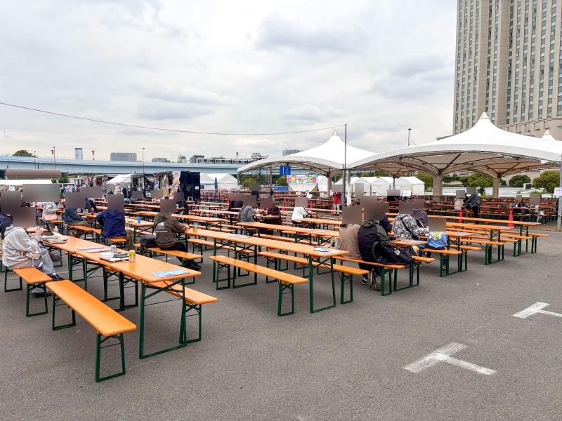 肉フェス2026のテーブルエリア