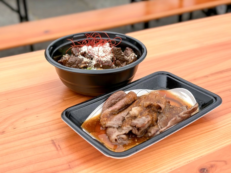 肉フェス2026の牛恋の和牛肩ロースとチーズさいくぅ～丼
